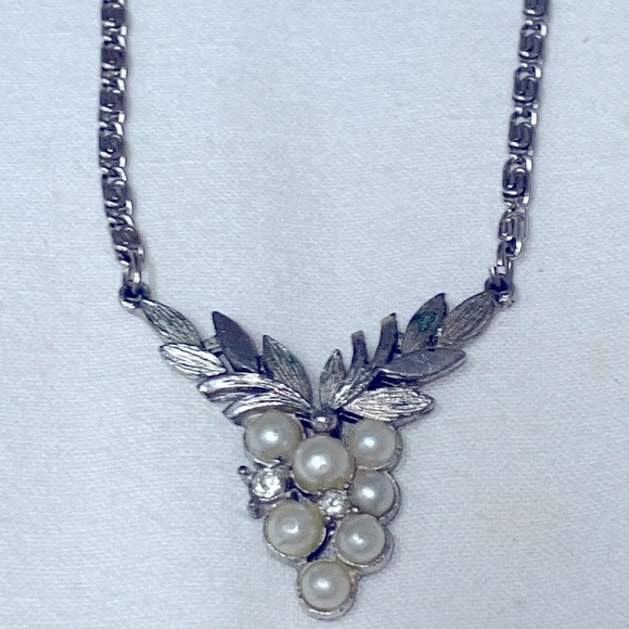 Vintage Avon silver tone clear round rhinestone pearl grape cluster necklace - Picture 1 of 4